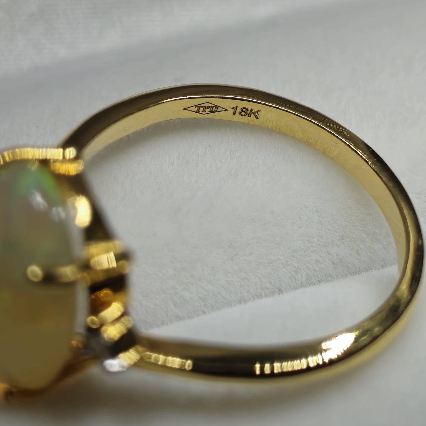 4.12ct Opal Ring SI 2 Diamonds 0.06ct 18k Gold