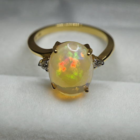 4.12ct Opal Ring SI 2 Diamonds 0.06ct 18k Gold